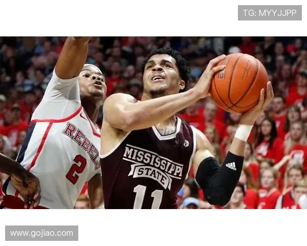 韦瑟斯庞眼部受击表情痛苦 随后离场接受紧急治疗